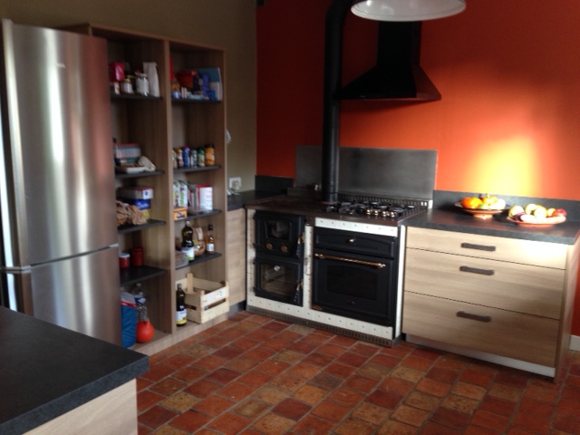 Aménagement cuisine & mobilier espace repas à Ploemel, by Agence BFB, Morbihan, gazinière bois, kaki et brique