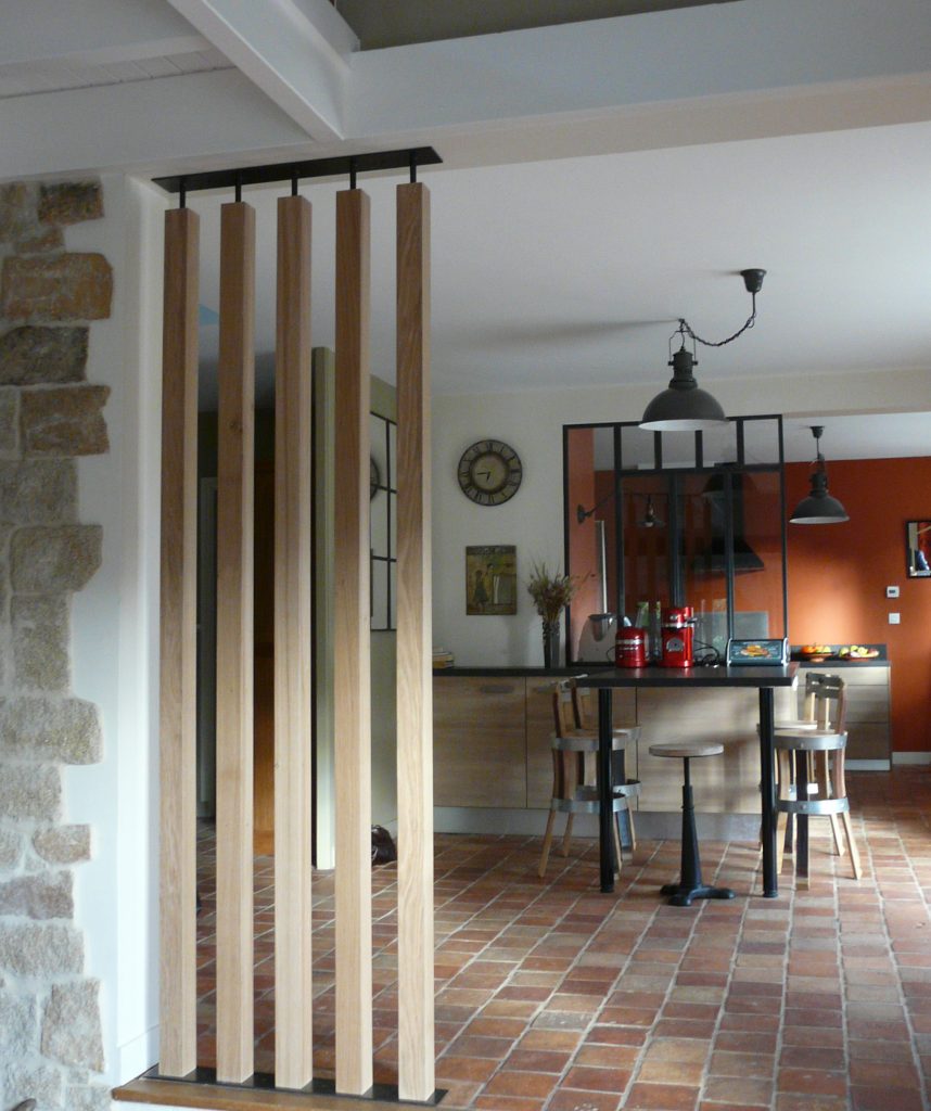 Aménagement cuisine & mobilier espace repas à Ploemel, by Agence BFB, Morbihan, claustra chêne massif et acier avec verrière sur plan de travail
