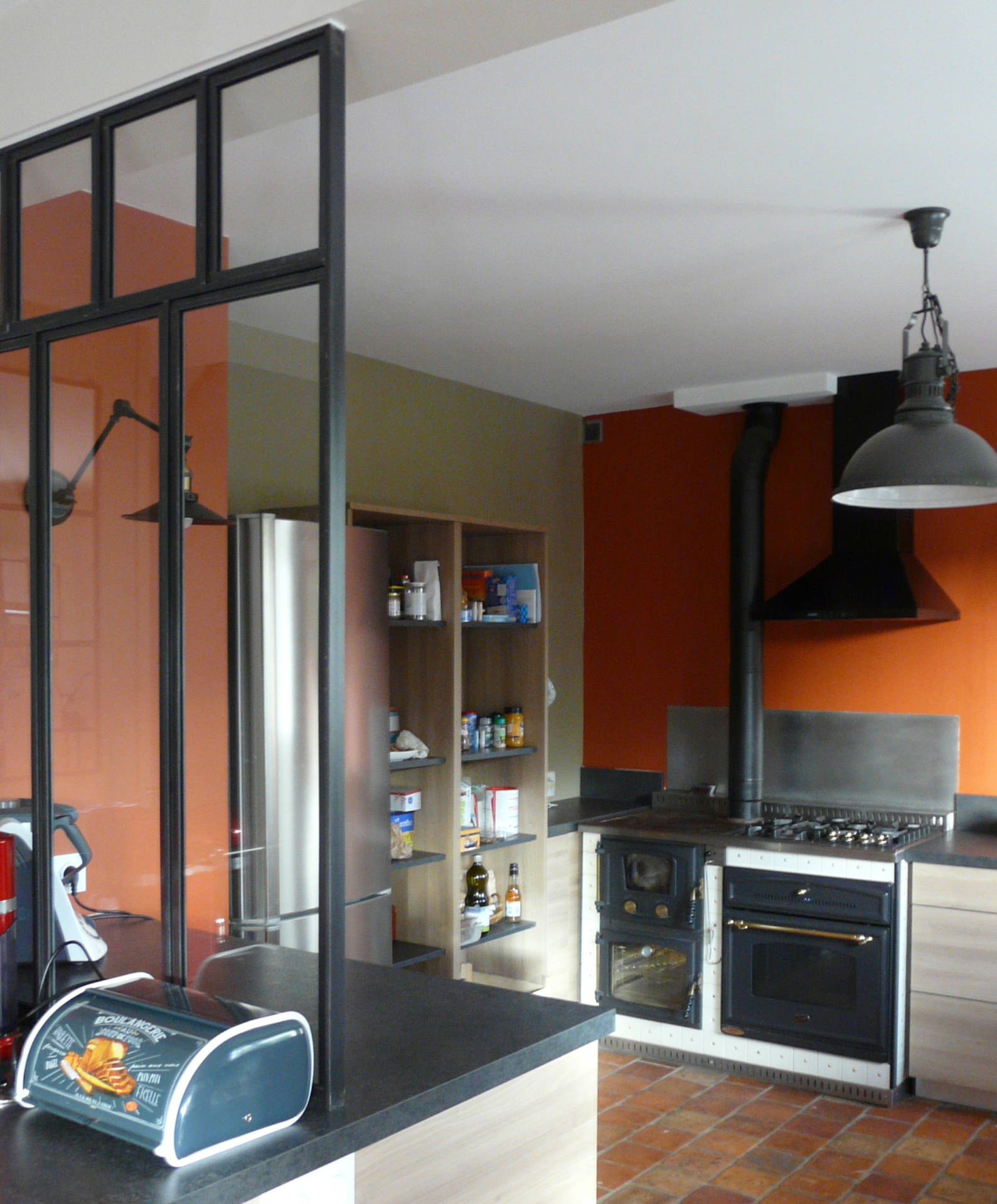 Aménagement cuisine & mobilier espace repas à Ploemel, by Agence BFB, Morbihan, verrière et cuisine industriel, gazinière à bois