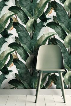 Ambiance jungle sophistiquée avec papier peint à feuillage vert. Chaise vert d'eau. Carrelage blanc