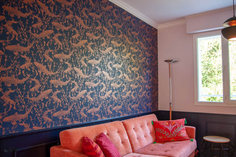 Relooking magistral salon et espace repas, Agence BFB, Bretagne et île de Ré - revêtement mural HW truites roses sur fond bleu marine, soubassement bois peint bleu marine, canapé velours rose