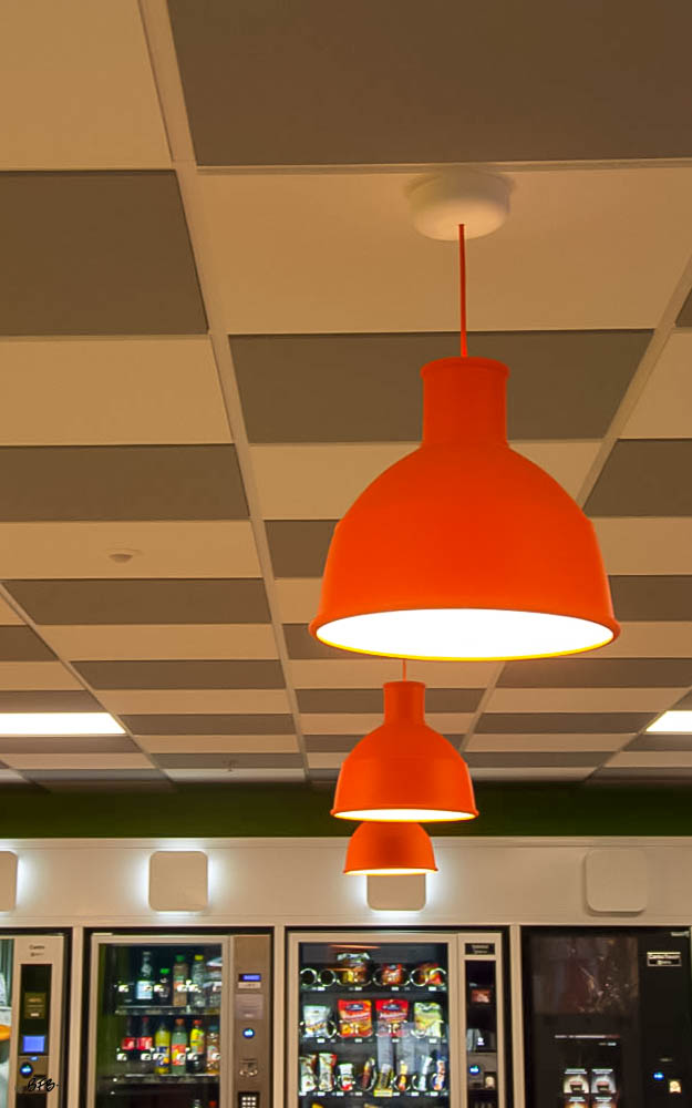 Aménagement Salle de pause entreprise agroalimentaire à Pontivy - Agence BFB Lorient - Damier de dalles au plafond - luminaires colores pour une ambiance Pop Art