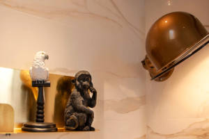 Suite parentale sur le thème des voyages, by Agence BFB, Morbihan et île de Ré, salle d'eau en marbre blanc et lampe @Jieldé couleur bronze